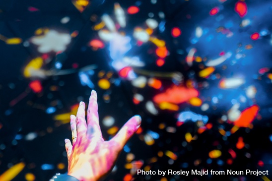 Bunte Lichter tanzen auf einer Hand
